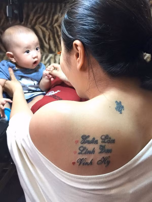 Ốc Thanh Vân Ốc Thanh Vân cũng là một bà mẹ bỉm sữa của showbiz Việt tài năng trong cả công việc lẫn làm mẹ. Năm 2008, nữ diễn viên “Cô gái xấu xí” lên xe hoa với bạn trai lâu năm đồng thời là bạn học chung lớp từ thời phổ thông. Hiện tại, Ốc Thanh Vân và chồng là “chủ quản” của 3 đứa con có biệt dang rất đáng yêu. Người đẹp sinh năm 1984 thổ lộ 3 thiên thần như chính là cơ thể, là máu, là da thịt của cô. Bởi vậy, cô đã quyết định xăm tên 3 nhóc tỳ lên lưng để làm kỷ niệm.