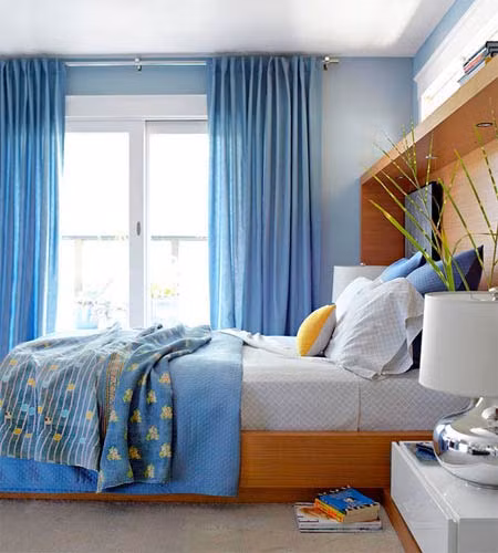 4. Màu xanh da trời nhạt cộng với trắng xám điểm thêm màu vàng Màu xanh da trời mang đến cảm giác bình yên pha chút gì đó cổ điển. Khi kết hợp với màu trắng xám, không gian trở nên gần gũi và tự nhiên hơn. Nhưng đừng quên nhấn nhá thêm một vài họa tiết màu vàng để phòng ngủ thực sự tỏa sáng.
