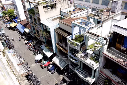 Trong hai năm qua, TP HCM đã tháo dỡ, di dời khoảng 70 chung cư cũ với hơn 7.200 hộ dân. Hiện thành phố đang có kế hoạch xây mới hơn 60 lô chung cư cũ với quy mô hơn 9.000 căn hộ.