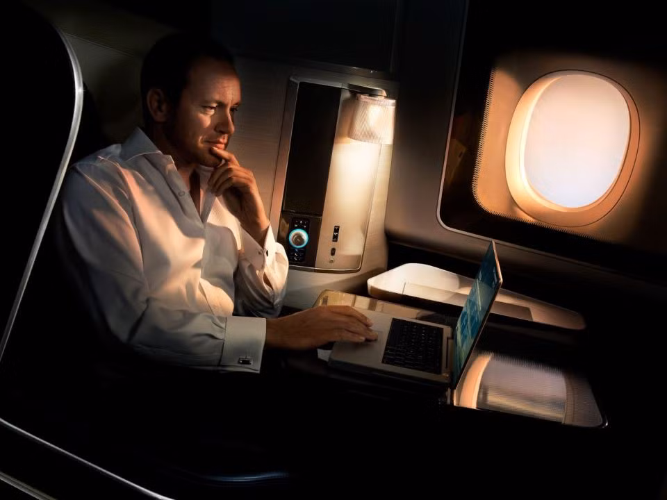 Chuyến bay Doha tới Bahrain của British Airways Chỉ 30 phút với giá vé gần 8 triệu đồng nhưng hành khách có cơ hội được hưởng không khí tại khoang hạng nhất với khoang ngồi riêng, giường ngủ, chăn bông trắng và đồ ngủ sang trọng.