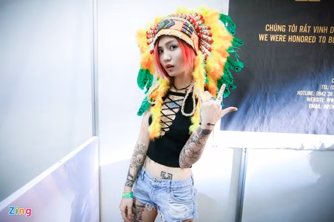 Đến với nghề xăm từ năm 2013, đến nay, Diệu Mai đã có gần 3 năm kinh nghiệm và tạo nên nhiều tác phẩm hình xăm ấn tượng. Bên cạnh đó, trên cơ thể cô gái sinh năm 1994 cũng được phủ kín khoảng 60% bằng các họa tiết nghệ thuật.