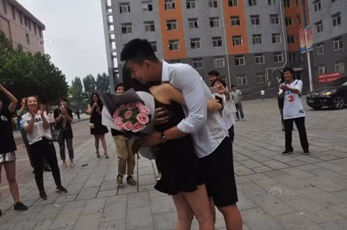 Trong tiếng hò reo của mọi người, chàng trai trẻ tiến đến trước mặt người trong mộng, cầm tay cô và cầu hôn.