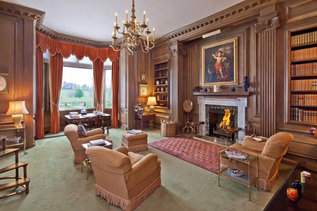 Tại Cotswolds, gia đình Becks sẽ làm hàng xóm của những người nổi tiếng như cựu siêu mẫu Kate Moss, đạo diễn Bond Mendes, diễn viên hài kịch Dom Joly và nhà soạn nhạc Alex James.