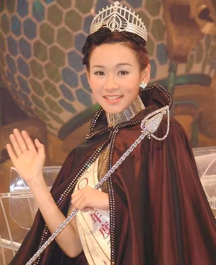 Dương Tư Kỳ đăng quang ngôi vị cao nhất.