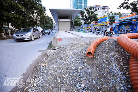 Đây là một trong chuỗi nhà chờ của tuyến xe buýt nhanh Hà Nội BRT (từ bến xe Yên Nghĩa tới bến xe Kim Mã). Khi đi vào sử dụng, nhà chờ này sẽ được trang bị máy bán vé, máy quét thẻ, soát vé tự động.