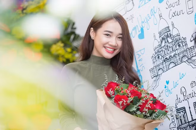  Nhã Phương rạng rỡ khi xuất hiện tại sự kiện. Cô chuẩn bị tái xuất màn ảnh nhỏ cùng series truyền hình mang tên Khúc hát mặt trời. Với vai Yến Phương, theo tổng đạo diễn Đỗ Thanh Hải, bạn gái của diễn viên hài Trường Giang được các chuyên gia Nhật Bản đánh giá là có diễn xuất tầm quốc tế.
