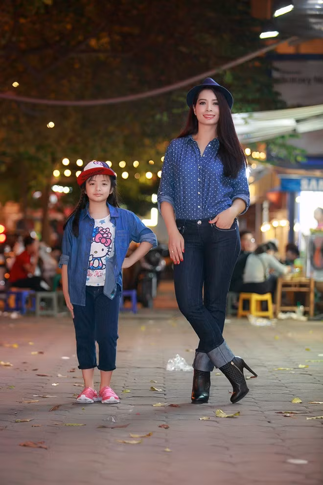 Thúy Hằng và con gái Thanh Tuyền ăn vận ton-sur-ton khi đi sự kiện. Bông được mẹ cho diễn thời trang, đóng quảng cáo... từ nhỏ. Cựu người mẫu cho biết sẽ tạo điều kiện để con gái phát huy hết khả năng và đam mê.