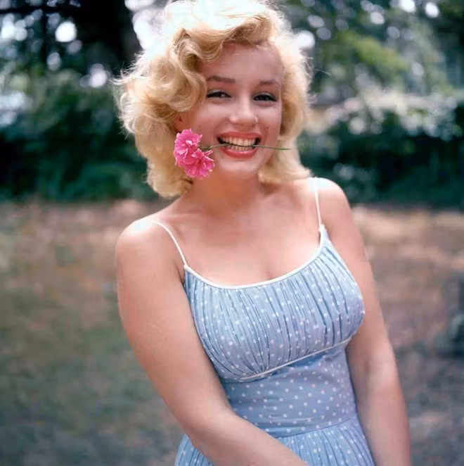 Marilyn Monroe va 2 lan bi xam hai tinh duc