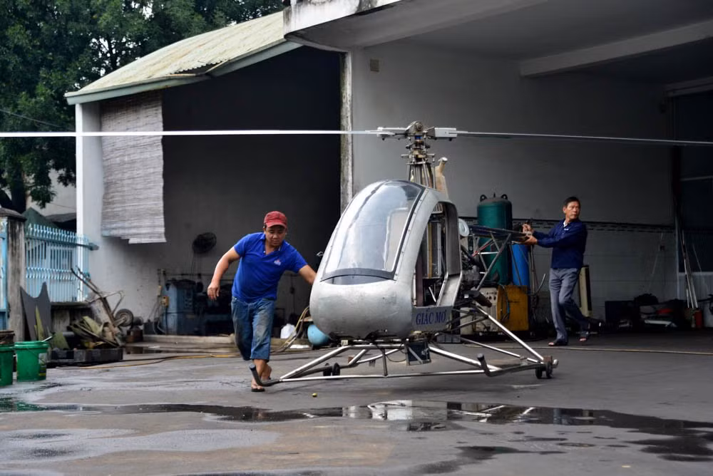 Máy bay được ông Hiển hoàn thành sau khoảng 1,5 năm tìm tòi, nghiên cứu và chế tạo. Sau đó ông dành thêm 6 tháng để vừa tập bay vừa cân chỉnh những chi tiết chưa hợp lý. Hiện tại, ông Hiển đã lắp đặt thêm hệ thống phun thuốc trừ sâu với mong muốn chiếc máy bay của mình sẽ có giá trị ứng dụng trong ngành nông nghiệp.