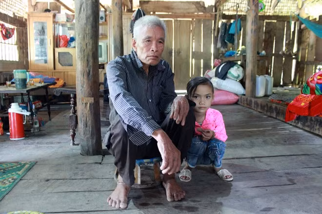 Ông Pe chia sẻ, trước khi qua đời, chị Phương chỉ kịp dặn ông chăm sóc bé Bó khôn lớn. Ông bảo ngày đưa tang mẹ, bé gái chỉ biết khóc. “Cháu nó còn quá nhỏ, đã phải chịu nhiều bi kịch gia đình”, ông lão 77 tuổi gạt nước mắt nói.