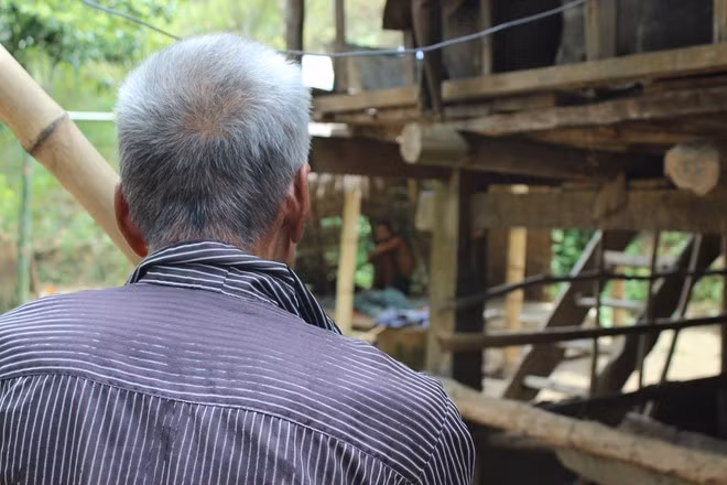 Ông kể có lần, người con tâm thần phá cửa bỏ vào rừng, mấy hôm sau mới được dân làng và công an xã Mường Sại tìm thấy. Từ đó, ông phải xích con trai ở căn lều giáp nhà sàn.