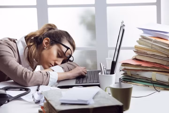 Làm công việc mà bạn ghét: Điều này không chỉ khiến bạn cảm thấy căng thẳng và chán chường mà còn lãng phí tài năng của bạn. Hãy mạnh mẽ bước theo đam mê của mình bởi chỉ khi ấy bạn mới làm tốt công việc của mình và tận hưởng niềm hạnh phúc khi được làm điều mình muốn.