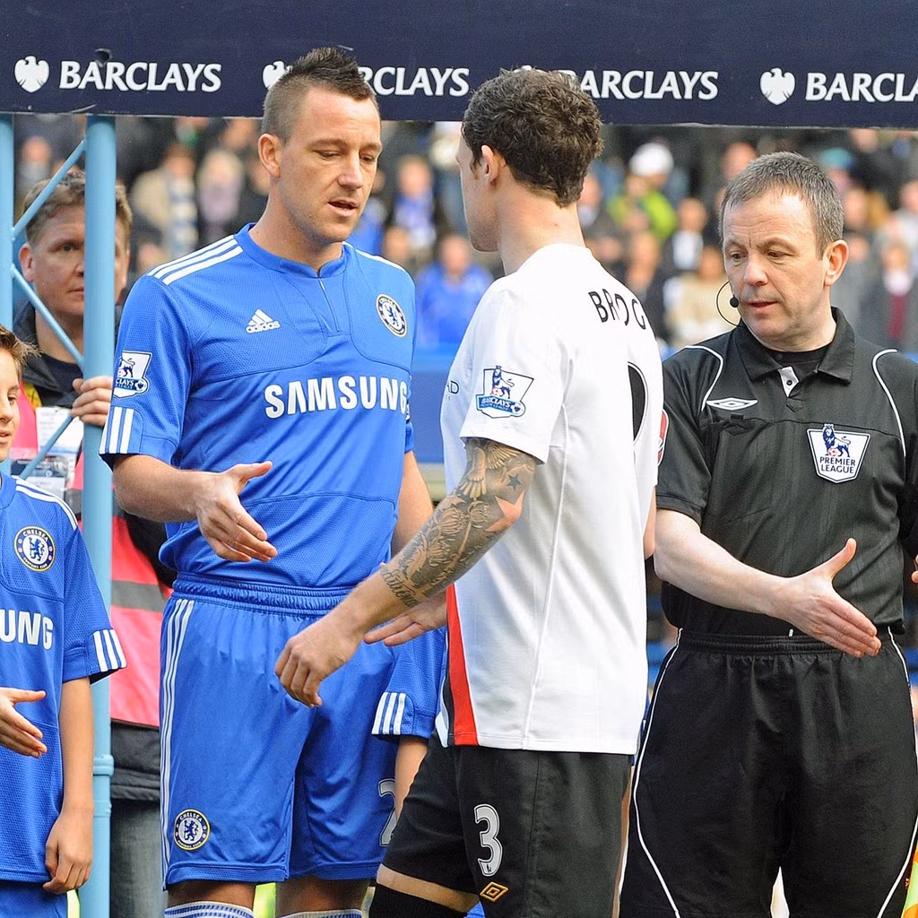 2. John Terry: Đây là bê bối đình đám nổi bật hàng đầu làng bóng đá thế giới, còn được gọi là Terrygate. Việc John Terry ngủ với Vanessa Perroncel, cô bạn gái bốc lửa của người bạn thân Wayne Bridge nổ ra đầu năm 2010 không chỉ ảnh hưởng tới tình đồng đội, tình bạn thân thiết của Terry và Bridge mà nó còn ảnh hưởng tới cả ĐT Anh ở VCK World Cup 2010. Sau bê bối này, Bridge từ giã đội tuyển Anh, Terry cũng bị tước luôn băng thủ quân tuyển quốc gia, đồng thời bị người hâm mộ tẩy chay mạnh mẽ. Gia đình trung vệ này cũng suýt đổ vỡ.