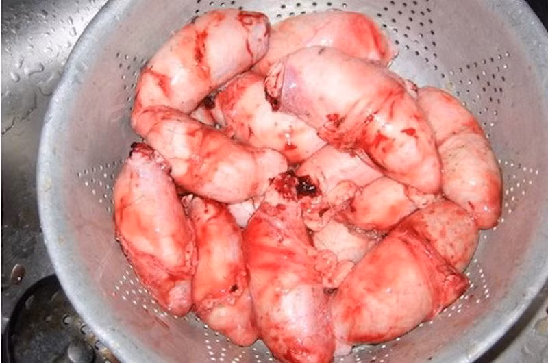 Hàu đá Hàu đá không phải món ăn từ những con hàu chiên giòn mà thực chất là tinh hoàn bò. Người ta bóc vỏ, bọc bột bên ngoài, tẩm hạt tiêu, muối, sau đó ép phẳng và rán giòn.