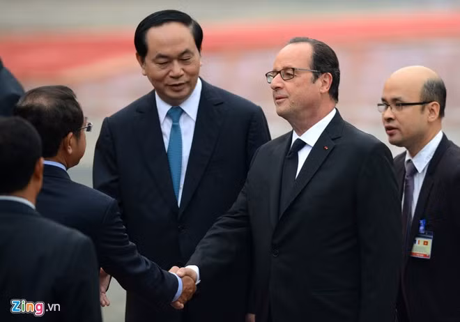 Tổng thống Hollande chào hỏi các quan chức Việt Nam. Ảnh: Tiến Tuấn.