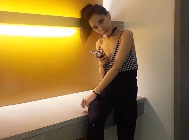 Cô em thứ Chrystal Tan cũng xinh đẹp và sang chảnh không kém chị Chryseis. Hai chị em rất thân thiết và thường xuyên chụp hình cùng nhau.