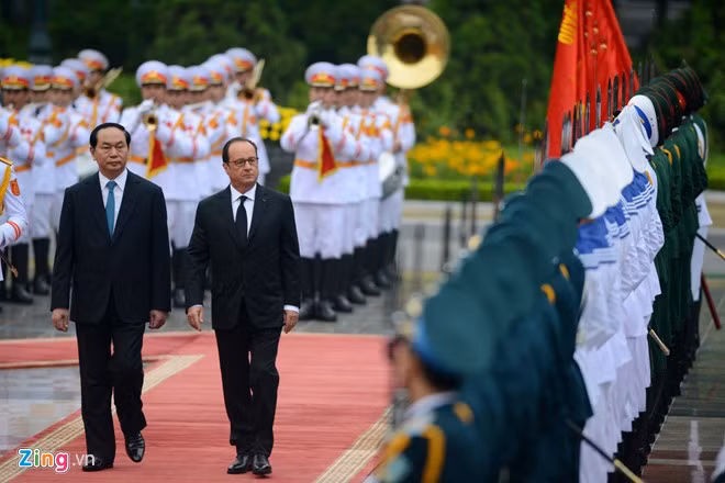 Chủ tịch nước Trần Đại Quang và Tổng thống Hollande duyệt đội danh dự. Ảnh: Tiến Tuấn.