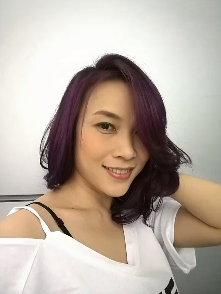 Mỹ Tâm "Cô ấy đã xuất hiện, tóc mới nè, có ngắn quá hăm ta, hihi. Các bạn có khỏe không? Lâu quá mới post hình luôn, à, cám ơn những chiếc bánh trung thu mà các bạn đã gởi tặng nha, nhớ hồi nào mình còn được tặng lồng đèn nữa, mình còn nhỏ quá mà...haha.... Chắc phải siêng up hình để đáp lại tình cảm của các bạn quá à...... :) Chúc các bạn ngày mới vui khỏe nha!".