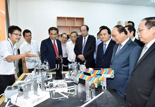 Thủ tướng thăm khu nghiên cứu công nghệ cao của ĐH Quốc tế (ĐH Quốc gia TP.HCM). Ảnh: Quang Hiếu/Chinhphu.vn.