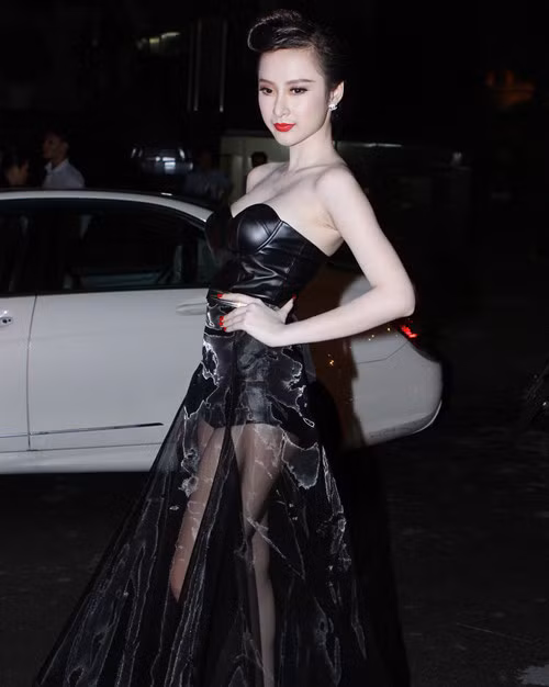 Angela Phương Trinh liên tục chỉnh đốn trang phục vì phần váy quá nặng nề và có nguy cơ phản chủ bất cứ lúc nào.