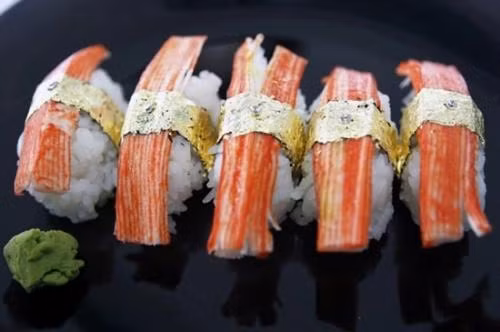 2. Shushi vàng Món shushi đắt nhất thế giới được ghi trong sách kỉ lục Guinness do đầu bếp người Philippines Angelito Araneta chế biến. Món ăn xa xỉ này bao gồm cá hồi Na Uy, gan ngỗng, nhụy hoa nghệ tây cùng với những viên ngọc trai và kim cương được đặt bên trên và quấn bằng những lá vàng tinh khiết dát mỏng. Được biết mỗi miếng sushi có giá 1.800 USD (40 triệu VND).