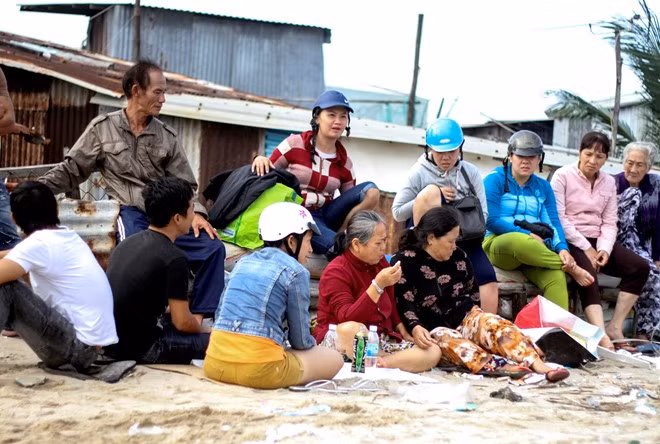 Hàng trăm con người bỗng nhiên mất nhà chỉ sau một đêm.