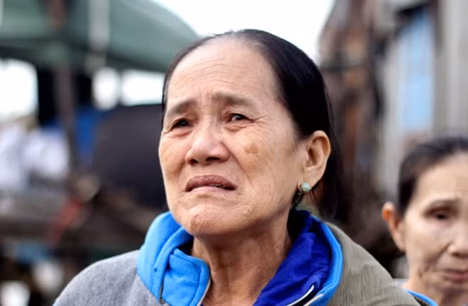 Bà Lê Thị Tào thờ thẩn nhìn ngôi nhà của mình bị cháy đen. "Gia đình sẽ sống như thế nào khi nhà, tài sản không còn gì. Giờ đây chỉ mong chính quyền giúp đỡ để sống qua ngày mà thôi", bà Tào khóc.
