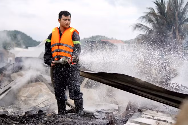 Công tác chữa cháy gặp khó khăn vì các con hẻm vào hiện trường quá nhỏ. Lực lượng chữa cháy phải dùng máy nổ, ca nô để dập lửa.
