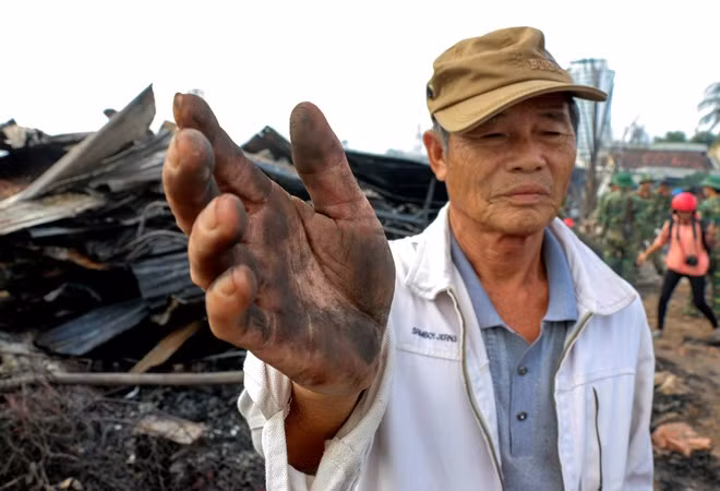 Ông Khổng Bồi cho biết căn nhà có 9 người sinh sống đã thiêu rụi toàn bộ. Tài sản còn lại là chiếc ghe công suất 30 CV. "Giờ không biết sống như thế nào, cả nhà chỉ trông chờ vào chiếc ghe thì không đủ sống", ông Bồi nói.