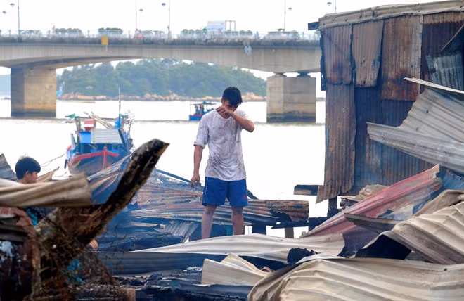 Một ngư dân quay trở lại để cố vớt vát tài sản, nhưng không còn gì. Ngọn lửa được cho phát ra từ căn nhà nằm phía ngoài. Khi vụ cháy xảy ra, người dân chỉ biết đứng nhìn ngọn lửa thiêu rụi những căn nhà cùng tài sản quý giá nhất.