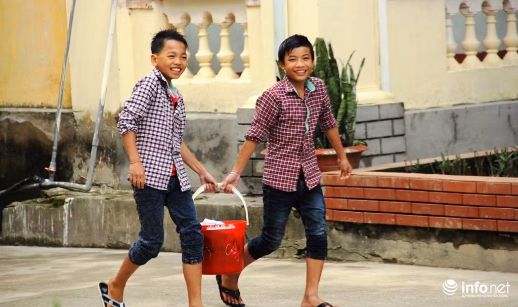 Do đặc điểm là trường nội trú nằm ở địa bàn huyện miền núi khó khăn, phần lớn các em học sinh có lối sống hằng ngày theo bản sắc văn hóa, dân tộc của mình. Các em luôn hồn nhiên, giản dị, thật thà, có trách nhiệm với những công việc được phân công trong nhà trường…