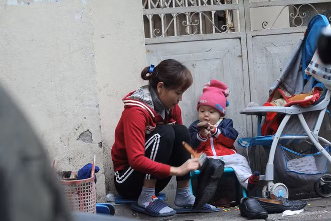 Được biết, những khoảnh khắc đời thường này vô tình được anh Hồ Hải Hoàng, hiện đang là quản lý và điều hành xe cho thuê của một công ty du lịch tại miền Bắc chụp được vào sáng ngày 17/1 vừa qua. Anh Hoàng cho biết thêm, hoàn cảnh của hai mẹ con khó khăn, cho nên, thời tiết lạnh giá cũng vẫn phải đưa con nhỏ đi cùng để kiếm sống đồng thời trông con. Hiện tại, hai mẹ con - nhân vật chính trong những bức ảnh đã và đang kiếm sống bằng nghề đánh giày trên con phố Vũ Trọng Phụng (quận Thanh Xuân, Hà Nội).