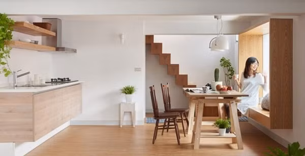 Khu vực bếp nấu và bàn ăn Nơi nấu nướng hết sức đơn giản với tủ bếp đặt ở sàn nhà, thêm kệ phía trên là đủ để cho góc nấu nướng luôn gọn thoáng và xinh đẹp. Bộ bàn ghế ăn được đặt gần cửa sổ, nơi ngập tràn ánh sáng và năng lượng, để ngôi nhà nhỏ luôn vui tươi và ấn tượng.