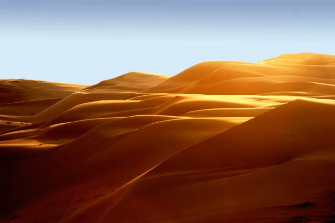 Sa mạc Empty Quarter: Các cồn cát ở Abu Dhabi rất lớn. Sa mạc Empty Quarter có cồn cát được coi là cao nhất thế giới - Tel Moreeb (305 m). Cồn cát này có mặt nghiêng 50 độ, thu hút những tay xế xe 4×4 hay môtô 4 bánh tới tham dự cuộc thi Moreeb Hill Climb, chương trình thuộc lễ hội Liwa thường niên.