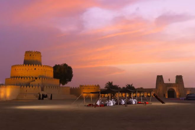 Pháo đài Al Jahili: Là một trong các công trình mang đậm dấu ấn lịch sử nhất Abu Dhabi, pháo đài Al Jahili được xây dựng vào thế kỷ 19 để bảo vệ thành phố Al Ain và các vườn cọ quý giá. Giờ đây pháo đài là một bảo tàng với những khu vườn tuyệt đẹp.
