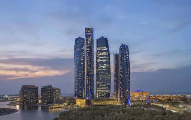 Cụm tháp Etihad: Khu vực đô thị của Abu Dhabi phát triển không kém các thành phố khác, trong đó ấn tượng nhất là cụm 5 tháp Etihad. Bạn có thể tới tháp số 2, lên đài quan sát ở tầng 74 để ngắm toàn cảnh thành phố và thưởng thức trà chiều.