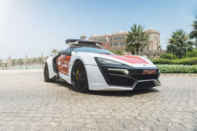 Siêu xe của cảnh sát: Lực lượng cảnh sát của Abu Dhabi sở hữu một trong những chiếc siêu xe đắt nhất thế giới - Lykan Hypersport (3,4 triệu USD). Đây là siêu xe đầu tiên được sản xuất ở Trung Đông.