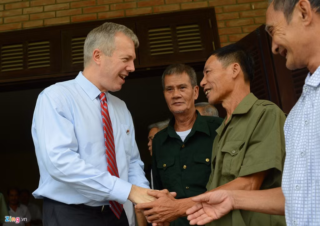 "Chúng tôi luôn cố gắng để hàn gắn mọi vết thương mà quá khứ để lại, làm mọi điều để khép lại quá khứ. Và tôi nghĩ rằng đây là một nơi biểu tượng cho hòa bình và hòa giải", ông Osius thăm hỏi những cựu chiến binh đang sống và điều dưỡng tại Làng.