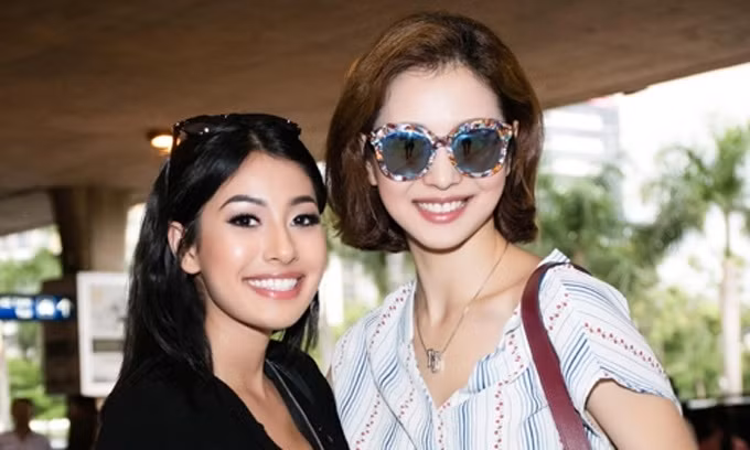 Em gái Jennifer Phạm Vào giữa năm nay, em gái Hoa hậu châu Á tại Mỹ năm 2006 trở thành tâm điểm chú ý khi xuất hiện tại Việt Nam cùng chị gái. Em gái Jennifer Phạm tên là Jacqueline Phạm, 22 tuổi. Cô gây ấn tượng với làn da láng mịn, nét Tây cùng khuôn miệng luôn tươi cười rạng rỡ và đôi chân thẳng tắp. Nhan sắc của Jacqueline Phạm được đánh giá không thua kém gì chị gái của mình.
