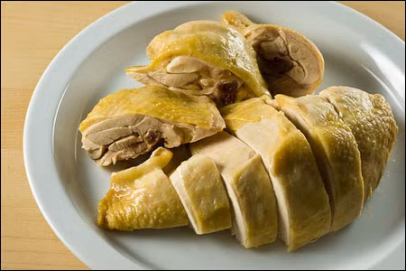 Thịt gà Khi hâm nóng thịt gà, protein trong thịt sẽ bị biến đổi thành phần và gây ra các vấn đề về tiêu hóa gây hại cho sức khỏe. Do vậy, nên hạn chế việc hâm nóng thịt gà, hoặc nếu muốn hâm nóng bạn nên nấu chín kỹ và bọc kín trong giấy nhôm, bạc trước khi làm nóng.