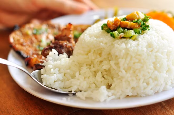 Cơm Gạo chưa làm chín có thể chứa các bào tử của vi khuẩn có thể gây ra ngộ độc thực phẩm. Khi nấu chín thành cơm, bào tử vi khuẩn này vẫn có thể tồn tại ... Sau đó, nếu cơm để nguội ở nhiệt độ phòng rồi hâm nóng lại, các bào tử sẽ nhân lên và sản xuất ra chất độc gây nôn mửa hoặc tiêu chảy. Vì thế, cách tốt nhất là bạn nên làm nguội nhanh cơm và bảo quản trong tủ lạnh để tránh vi khuẩn phát triển.