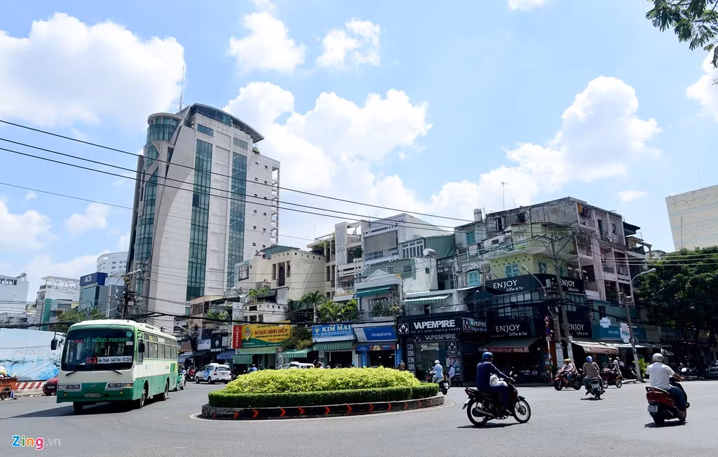 Khu tứ giác Nguyễn Cư Trinh rộng 600.000 m2 sau 10 năm quy hoạch cũng chưa thể thành hình dự án như mong muốn. Trong ảnh: Một góc dự án tại ngã 3 Nguyễn Cư Trinh -Cống Quỳnh. Phía Bitexco cho biết, hiện chính quyền vẫn đang tiến hành đền bù giải toả. Doanh nghiệp mới được giao chủ trương, chưa được chính thức giao đất.