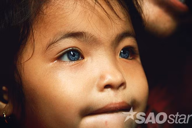 An thừa hưởng màu mắt đó từ ông ngoại và mẹ. Nhưng sau khi sinh ra anh trai của An và cô bé thì ba mẹ đã bỏ lại hai anh em lại cho ông bà ngoại chăm sóc. Cô nhóc 4 tuổi với cái nhìn ngây dại đã cùng anh trai, thay phiên nhau theo ông ngoại và dì đi bán vé số ở những con đường quanh khu quận 1 và quận 3 của Sài Gòn.