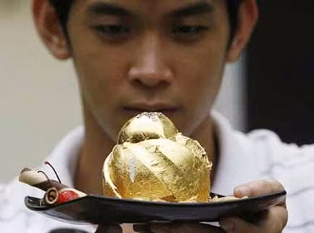 Bánh bọc vàng Trong khi trứng cá muối từ vàng 24 Karat định giá theo hũ, những chiếc bánh gato phủ vàng và đính kim cương này có giá tới hơn 20.000 USD/chiếc. Tuy nhiên, nếu chỉ muốn biết chiếc bánh vị ra sao mà không tốn quá nhiều tiền, thực khách cần bỏ ra 2.500 USD để có một lát nhỏ. Năm 2011, một người đàn ông bốc đồng đã bỏ cả đống tiền mua cả chiếc bánh để mừng sinh nhật lần thứ 60. Chiếc bánh được phủ kín bằng lá vàng và đính viên kim cương 2 carat hiện nay vẫn giữ kỷ lục là món tráng miệng đắt nhất thế giới.