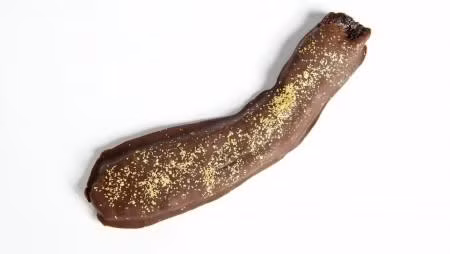 Thịt xông khói phủ chocolate và bột vàng Thịt xông khói ngon tuyệt, chocolate ngọt ngào. Tuy nhiên, việc kết hợp chúng với nhau và rắc thêm bột vàng thoạt nghe có vẻ khá kỳ cục, điên rồ. Baconery, một công ty bánh kẹo tại New York lại khá thành công với việc kết hợp này. Thịt xông khói được phủ một lớp chocolate, sau đó rắc lên trên những bụi vàng 23 Karat, là món tráng miệng hoàn hảo. Để thưởng thức mỗi dải thịt như thế này, thực khách phải bỏ ra 40 USD.