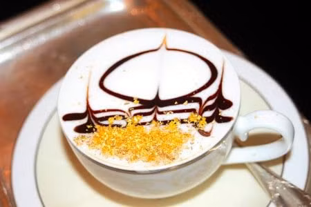 Cappuccino phủ bột vàng Nếu Mỹ là nơi làm ra những chiếc bánh Dunkin’ Donuts thì Abu Dhabi, thành phố đông dân thứ 2 của Các tiểu Vương quốc Arab thống nhất, lại nổi tiếng với những cốc cappuccino sang trọng, được trang trí bằng bột vàng sáng bóng. Với giá 25 USD/cốc, đây là cái giá xa xỉ chỉ dành cho người lắm tiền nhiều của. Tuy nhiên, nếu được nhâm nhi một trong những món ăn đắt nhất thế giới vào buổi sáng hoặc tối cũng là một trải nghiệm đáng nhớ.