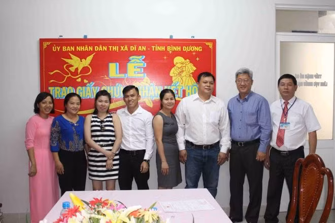 Lễ trao giấy chứng nhận đăng ký kết hôn được tổ chức với sự tham gia của đại diện Sở Tư pháp và gia đình, người thân của cả người vợ và người chồng.