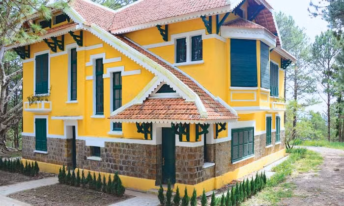 Đà Lạt có 2 biệt thự ở khu Resort Cadasa và Dinh I mang kiến trúc giống hệt nhau.