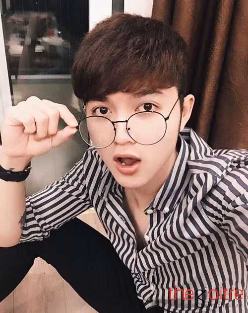 Ngoài việc làm mẫu ảnh, hot boy Gia Lai còn cùng với chị gái mở một quán trà chanh cho thu nhập mỗi tháng hàng chục triệu, mang lại nguồn kinh tế ổn định cho gia đinh.