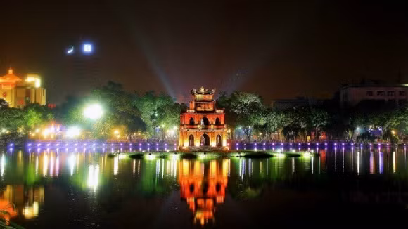 Hồ Gươm là địa điểm chơi Giáng sinh thú vị của giới trẻ Hà Nội: Ngày thường Hồ Gươm vốn đã đẹp, lung linh thì Noel về, nơi đây như khoác thêm tấm áo mới huyền ảo hơn. Vào đêm Giáng sinh, Hồ Gươm đều được trang hoàng bởi ánh đèn lấp lánh, cây thông, ông già tuyết... Khu vực đi bộ cũng được thắp đèn sáng trải dài, mọi người có thể thỏa sức chụp ảnh ghi lại các khoảnh khắc đẹp lung linh. Chưa kể quanh hồ còn có các hàng quán thân thuộc, những món ăn, đồ uống mà bạn nên thử ít nhất một lần trong đời. Dành đêm Giáng sinh để tận hưởng tại nơi đây quả thật không còn gì để ngần ngại và đắn đo.